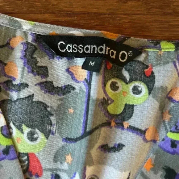 Halloween V-neck Scrub Top Owls Bats Witches Two Pockets Size Medium Medical Vet - Picture 5 of 9